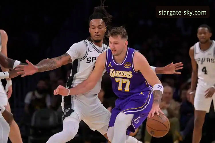 东契奇单骑闯关 vs 团队多点开花：一场进攻盛宴的战术视角